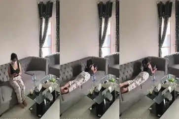 Dokumentasi Gadis Cantik Bersantai Di Ruang Tamu